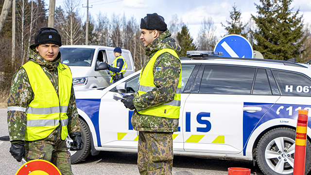 Varusmiehet toimivat virka-aputehtävässä.