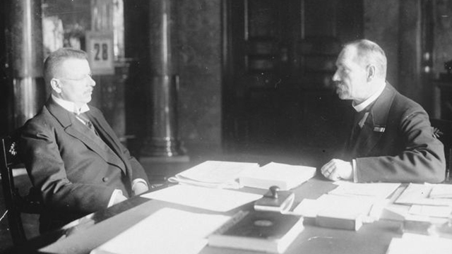 Valtionhoitaja Svinhufvud ja pääministeri Paasikivi. Senaatin puheenjohtaja J.K. Paasikivi ja valtionhoitaja P.E. Svinhufvud olivat vuoden 1918 johtavat monarkistit.