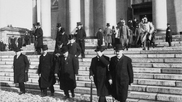 ​Öppningsgudstjänst för urtima lantdag den 28 september 1918 i Storkyrkan. I främsta raden från höger andre vice talman Emil Schybergson, talman Lauri Ingman och förste vice talman Pekka Ahmavaara. På översta trappsteget från höger general Rüdiger von der Goltz och ambassadör August von Brück.