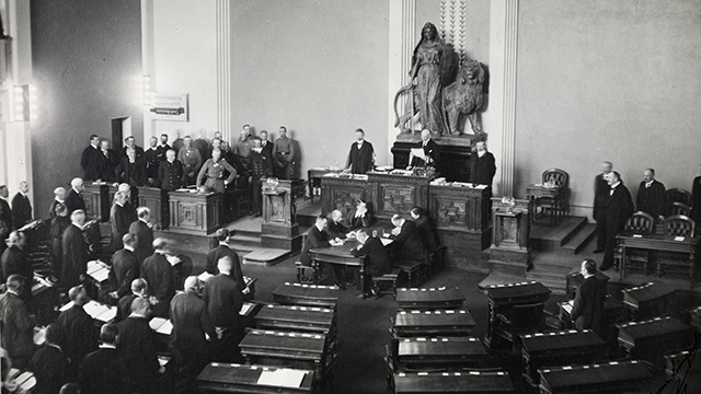 Riksdagen sammanträder efter inbördeskriget i Heimolahuset den 15 maj 1918. Matti Paasivuori representerade ensam arbetarpartiet. I regeringsbåset i förgrunden den tyska generalen Rüdiger von der Goltz och andra från vänster från honom statsminister P.E. Svinhufvud.