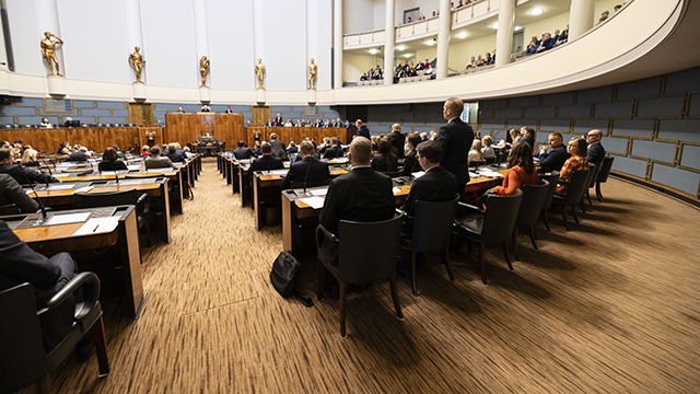 Täysistuntosalin permannolta otettu kuva, jossa kansanedustajat ovat poistumassa istuntosalista