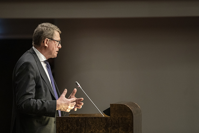 Puhemies Matti Vanhanen tiedotustilaisuudessa Eduskuntatalossa.