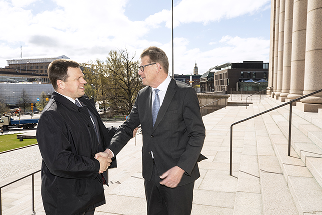 Viron ja Suomen puhemiehet kättelevät Eduskuntatalon rappusilla.