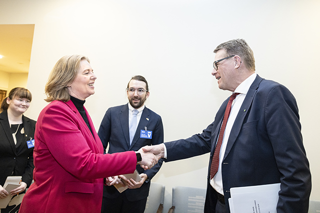 Puhemies Vanhanen ja puhemies Bas kättelevät.