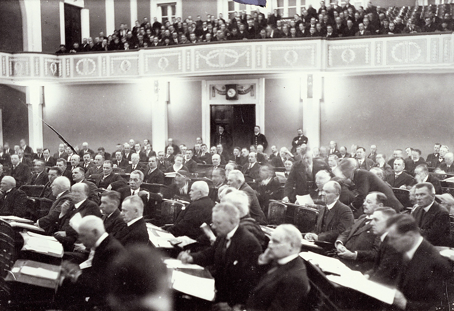 Täysistunto vuoden 1929 ensimmäisillä valtiopäivillä Heimolan talossa. Suomen eduskunta kokoontui Heimolan talossa vuosina 1911-1931.