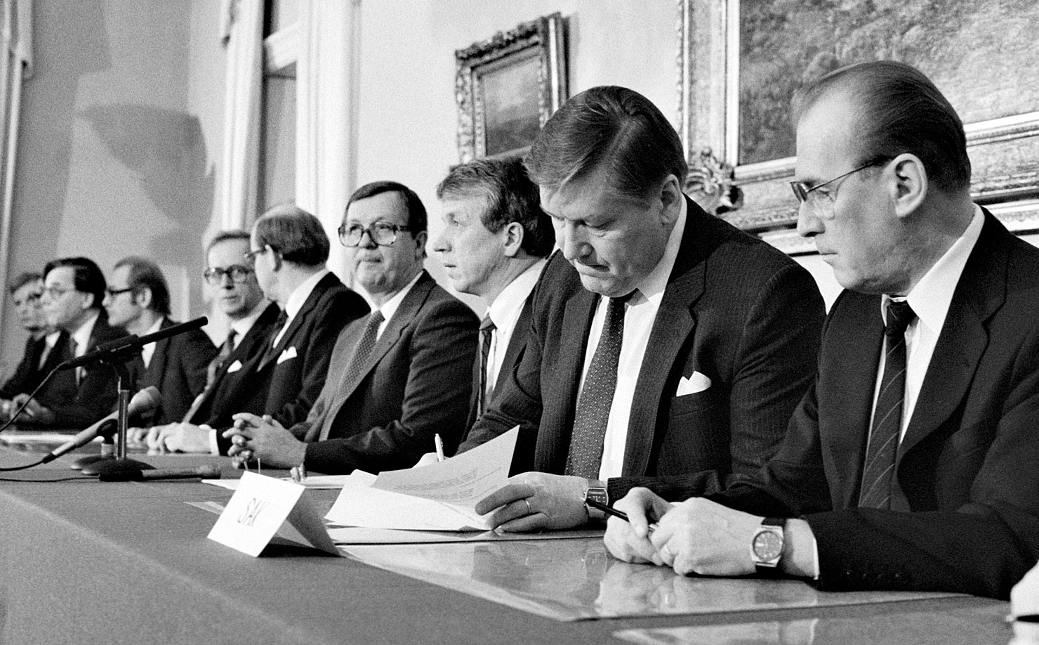 SAK:n puheenjohtaja Pertti Viinanen allekirjoittaa SAK:n ja STK:n TUPO-sopimusta Smolnassa Helsingissä keväällä 1986. Valtio tuki ratkaisua. Kolmikantaneuvottelut kuuluivat konsensuspolitiikkaan.