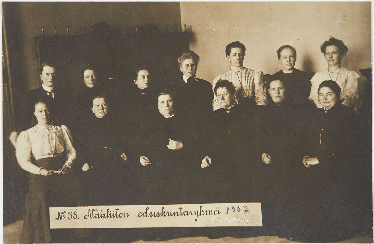 Valokuvassa 13 Naisliiton eduskuntaryhmän jäsentä.