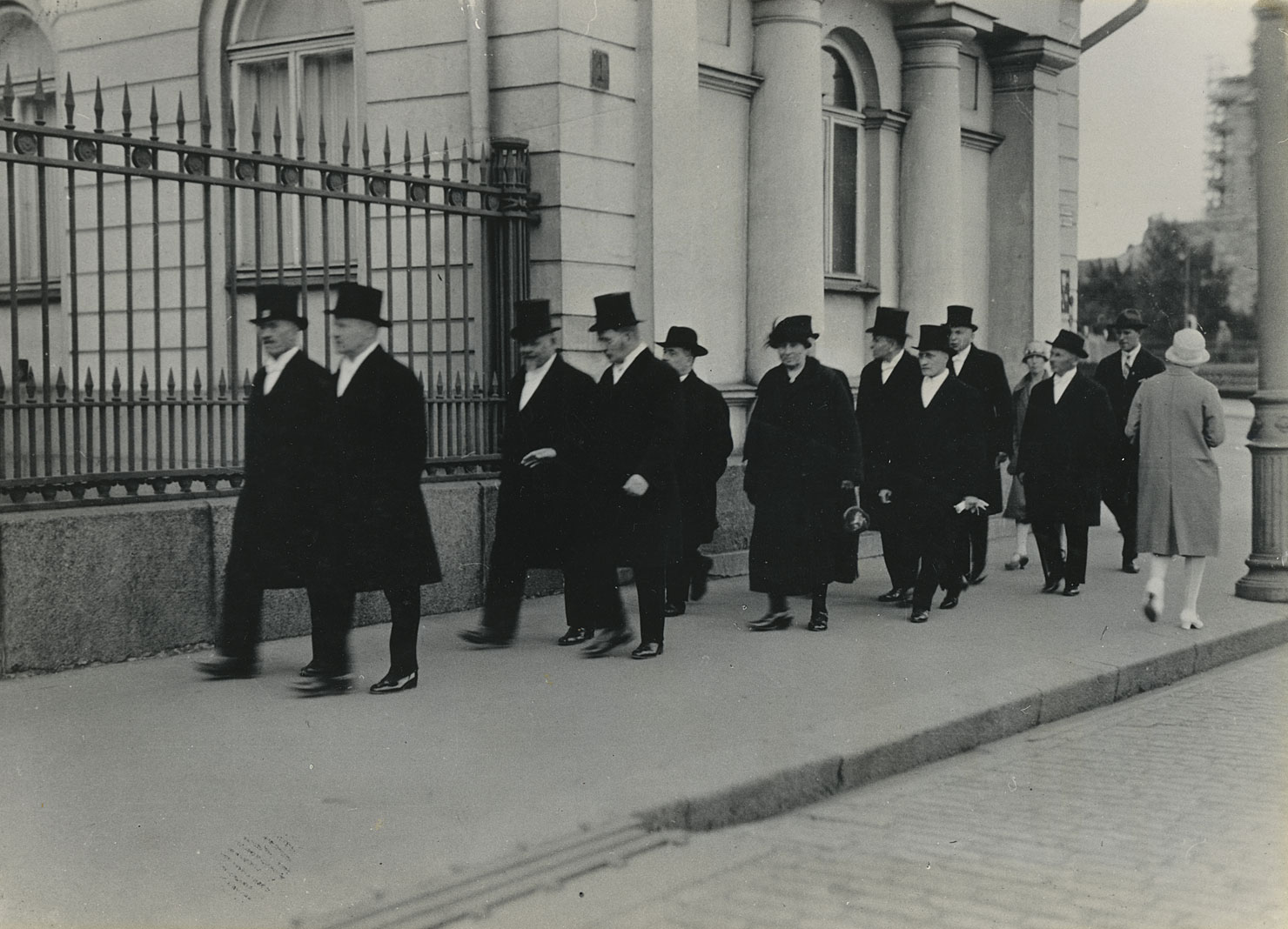Valokuvassa juuri valittu uusi hallitus ministereineen pääministeri Väinö Tannerin johdolla kävellen matkalla esittäytymään presidentti Relanderille vuonna 1926.
