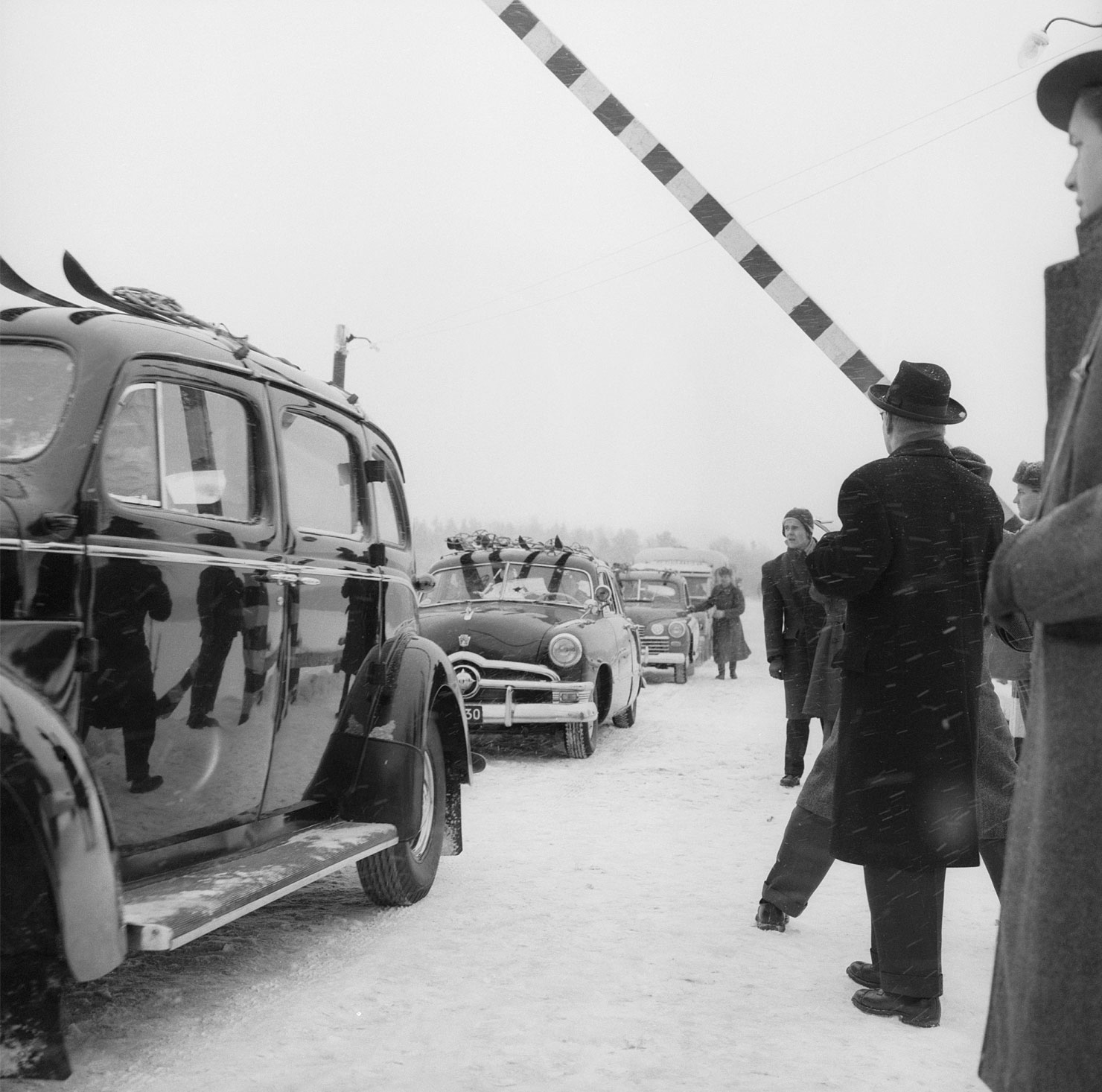 Valokuvassa mustia autoja ajamassa alueelle Porkkalan palautuksen ensimmäisenä päivänä 26. tammikuuta 1956.