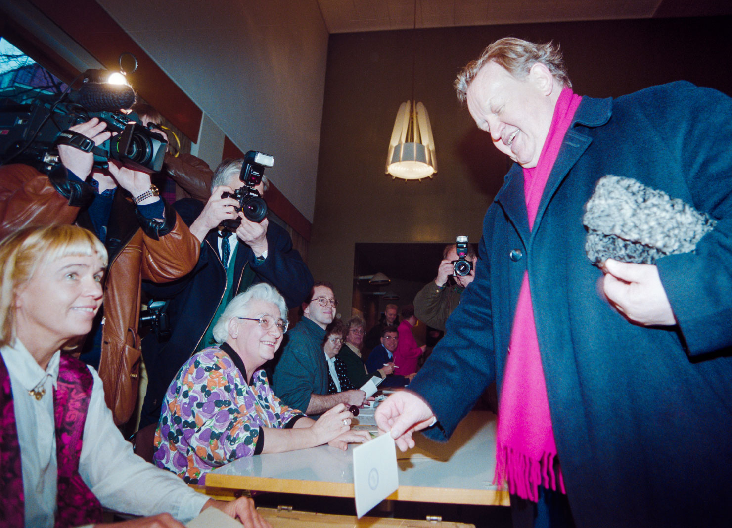 Valokuvassa SDP:n presidenttiehdokas Martti Ahtisaari jättämässä äänestyslipuketta presidentinvaaleissa Helsingissä vuonna 1994. Kuvassa vaalivirkailijoita ja median kuvaajia kameroineen.